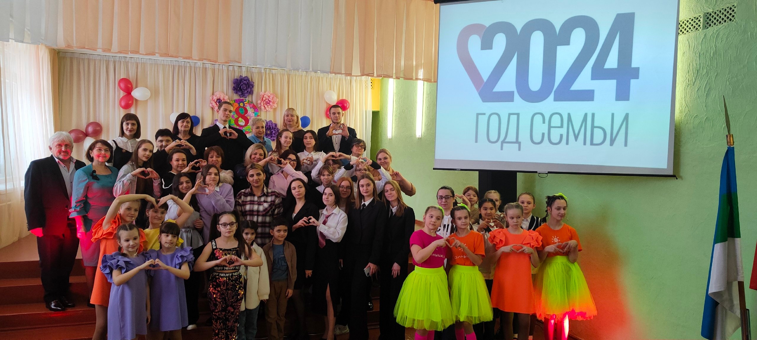 7 марта 2024 года в МОУ &amp;quot;СОШ №42&amp;quot; г. Воркуты прошел праздничный концерт, посвященный Международному женскому дню и Году семьи в России..