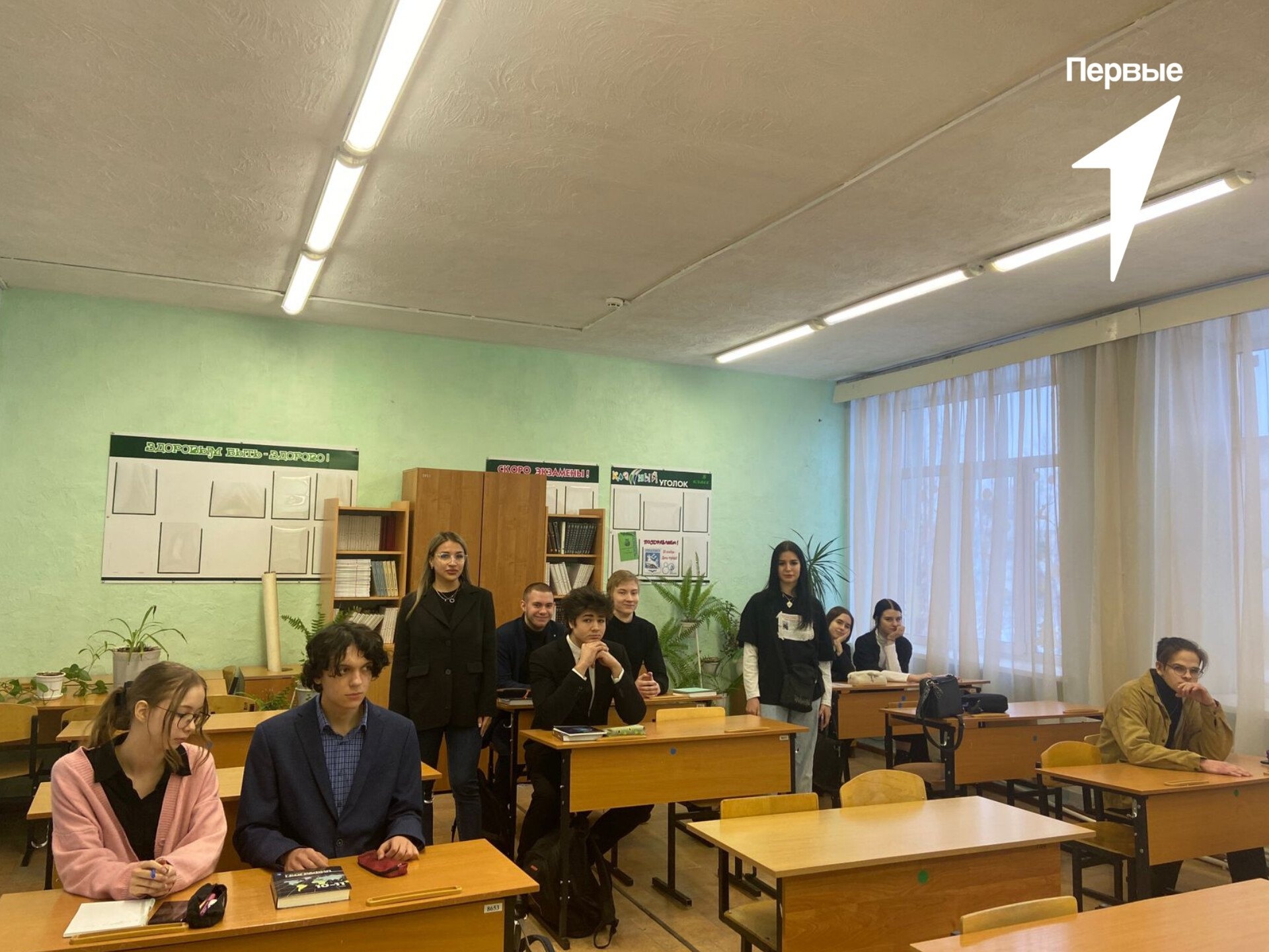 25 января - день российского студенчества. Это еще один прекрасный повод встретиться с выпускниками школы, а если эти выпускники еще и сами были школьными активистами, тогда вдвойне приятней..