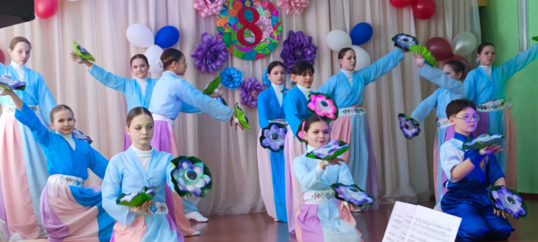 7 марта 2024 года в МОУ &quot;СОШ №42&quot; г. Воркуты прошел праздничный концерт, посвященный Международному женскому дню и Году семьи в России..