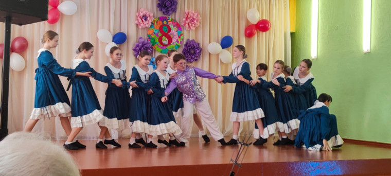 7 марта 2024 года в МОУ &quot;СОШ №42&quot; г. Воркуты прошел праздничный концерт, посвященный Международному женскому дню и Году семьи в России..