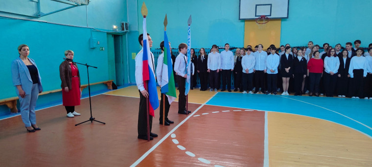 Новая учебная неделя в МОУ &quot;СОШ №42&quot; г. Воркуты началась с исполнения государственного гимна Российской Федерации, Республики Коми и подъемом государственных флагов РФ и РК.